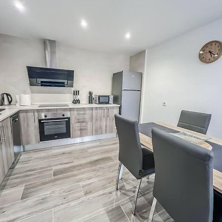 Modern 2 Bed Apartment With Pool In Фригиляна Екстериор снимка