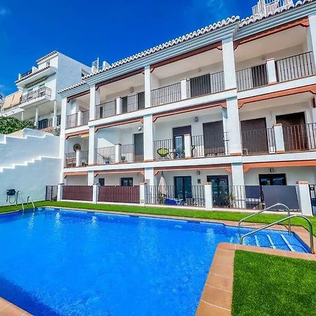 Modern 2 Bed Apartment With Pool In Фригиляна Екстериор снимка