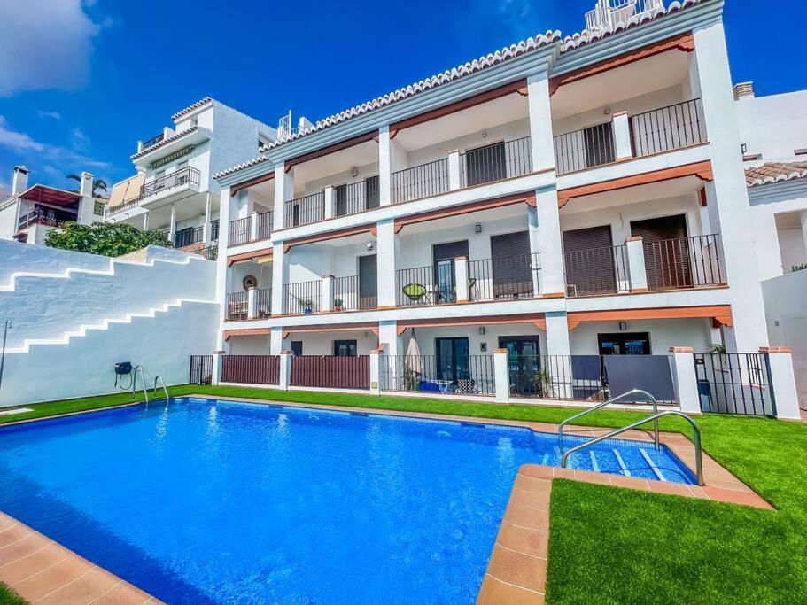 Modern 2 Bed Apartment With Pool In Фригиляна Екстериор снимка