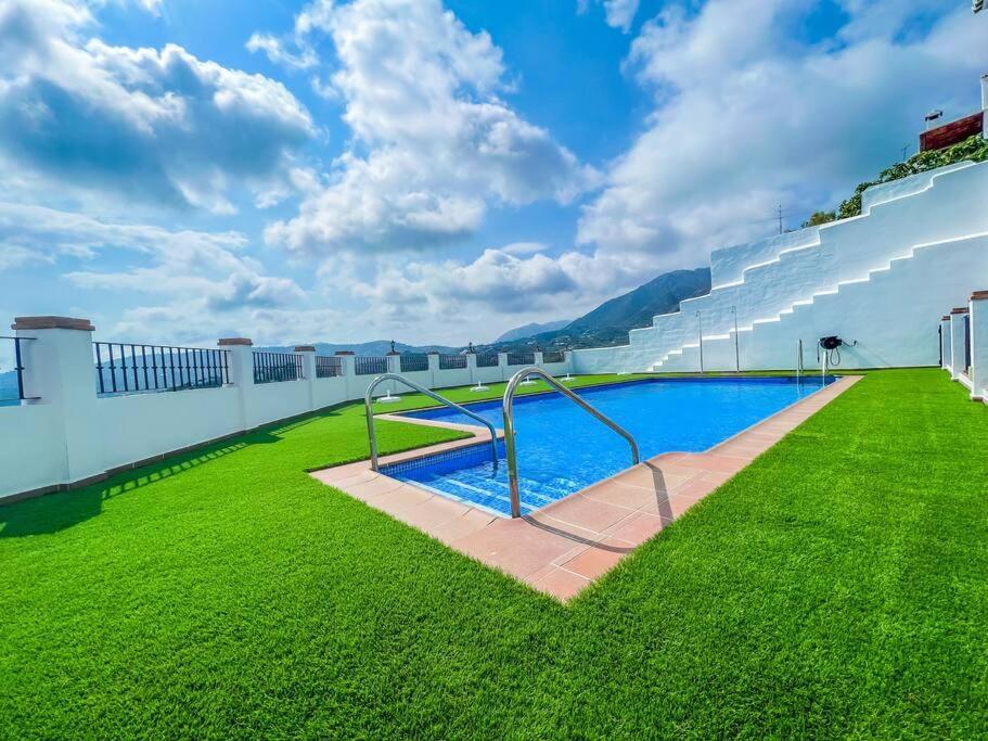 Modern 2 Bed Apartment With Pool In Фригиляна Екстериор снимка