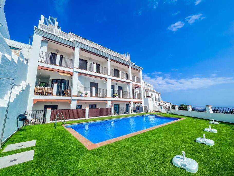 Modern 2 Bed Apartment With Pool In Фригиляна Екстериор снимка