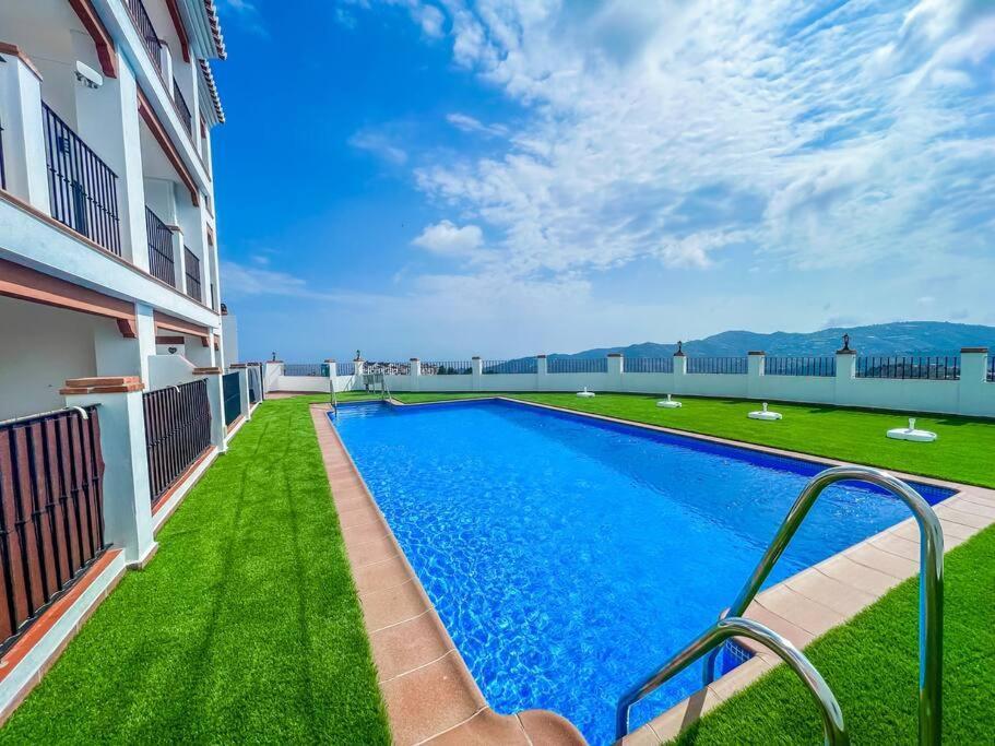 Modern 2 Bed Apartment With Pool In Фригиляна Екстериор снимка