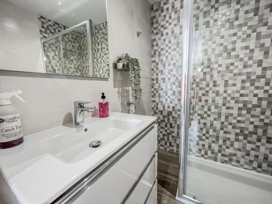 Modern 2 Bed Apartment With Pool In Фригиляна Екстериор снимка