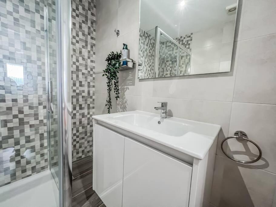 Modern 2 Bed Apartment With Pool In Фригиляна Екстериор снимка