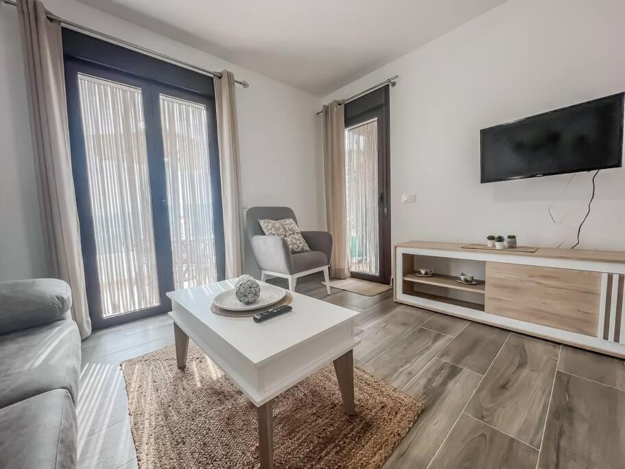 Modern 2 Bed Apartment With Pool In Фригиляна Екстериор снимка